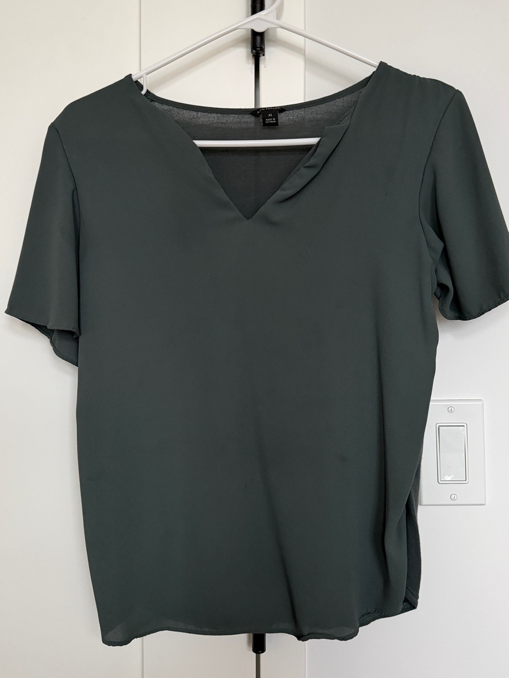 Ann Taylor Dark Green V-Notch Short Sleeve Blouse